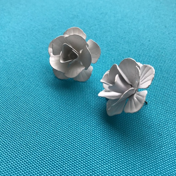 Vintage Jewelry - Vintage White Enamel Flower Earrings